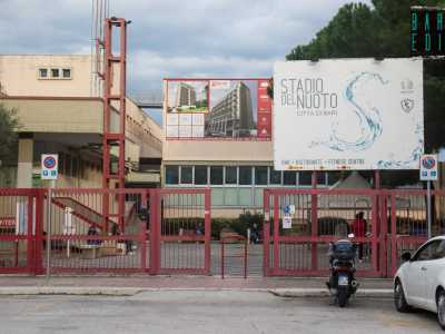 Poco distante dal Cus, in via di Maratona, accanto all�Arena della Vittoria, si erge lo Stadio del Nuoto. Un nome assunto nel 2012 dopo essere stato chiamato sin dagli inizi degli anni 70 �Piscine comunali�